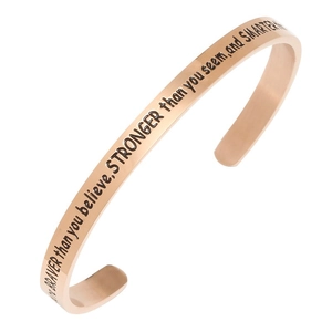 Inspirierendes Armreif in Roségold aus Edelstahl mit gravierten motivierenden Zitaten