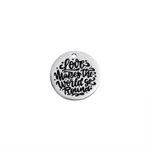 Colgante redondo de acero de titanio con grabado Love Makes the World Go Round