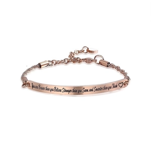 Bracelet chaîne en or rose avec plaque incurvée gravée et charme de cœur