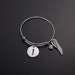 Verstellbares silbernes Titanstahl-Armband mit personalisiertem J und Federanhänger