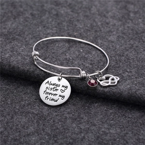 Bracciale rigido argento con ciondolo inciso e pietra portafortuna rossa