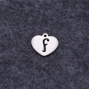 Detailansicht silberner herzförmiger Anhänger mit hohlem Buchstaben F für DIY Schmuck