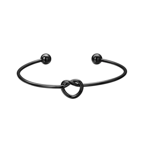 Minimalistisches schwarzes Edelstahl-Armband mit Knoten und Kugelenden auf weißem Grund