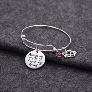 Dettaglio del bracciale per sorella in argento con incisione, pietra rosa e cuore