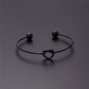 Minimalistisches schwarzes Edelstahl-Armband mit Herz-Knoten-Design und runden Enden