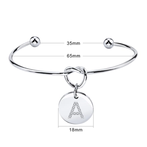 Détail de bracelet jonc noeud argenté avec pendentif lettre A en cristal et mesures