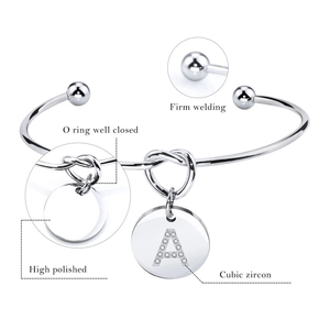 Détail du bracelet en acier poli avec pendentif lettre A serti de zircons cubiques brillants