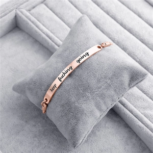 Bracelet inspirant en acier inoxydable or rose avec gravure keep fucking going