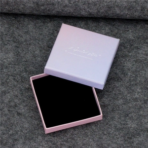 Elegante caja de regalo cuadrada para joyas con degradado rosa-púrpura y letras plateadas