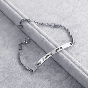 Bracelet barre en acier poli avec gravure Keep Fucking Going sur chaîne en corde argentée
