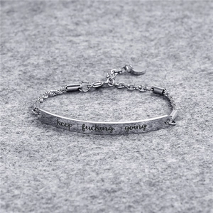 Bracelet chaîne en acier titane poli avec slogan gravé keep fucking going élégant