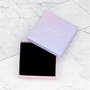 Caja de regalo para joyas cuadrada degradada rosa y morado con texto plateado en mármol
