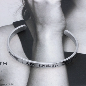 Bracciale rigido piatto in acciaio inossidabile con incisione I am Enough