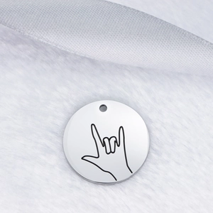 Pendentif rond en acier titane argenté avec gravure geste I Love You pour bijoux