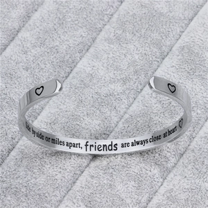 Minimalistischer 316L Edelstahl Gravierter Armreif Für Damen Herzmuster Freundschaftszitat Side By Side Offener Armreif Schmuck Geschenk
