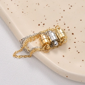 Detalle de cierres magnéticos de oro de 14k para extensiones de collares y pulseras artesanales