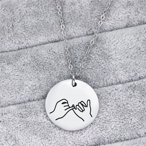 Dettaglio della collana in acciaio al titanio argento con incisione promessa Pinky Swear