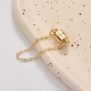 Detalle de cierre magnético de oro de 14k con cadena anticaída para creación de collares