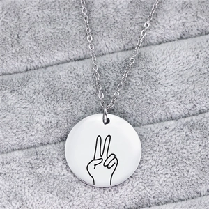 Collana con Ciondolo a Gesto della Mano in Acciaio Inossidabile Disco Rotondo Catena a Scatola Gioielli di Moda Minimalista Donna