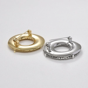 Détails de l'envers des broches circulaires ajourées de 38mm en plaqué or et argent