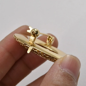 Broche ronde évidée plaquée or 38mm avec fermoir de sécurité pour création de bijoux