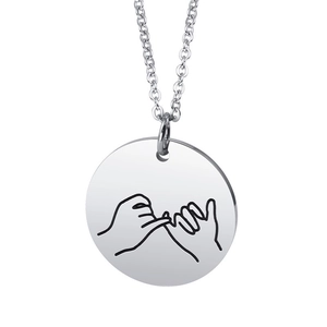 Collana moderna in acciaio al titanio argento con ciondolo circolare promessa su base bianca