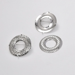 Gros plan de trois broches rondes argentées pour la fabrication de bijoux DIY et artisanat