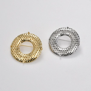 Broches circulaires 38mm dorées et argentées avec motifs évidés en nid d'abeille