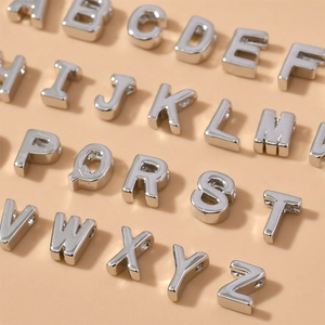Cuentas de letras A-Z de metal plateado para creación de joyas con superficie lisa