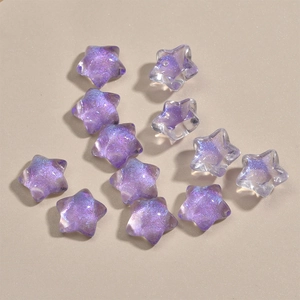 Vue macro de perles étoiles en résine aurore violette avec paillettes pour bijoux DIY