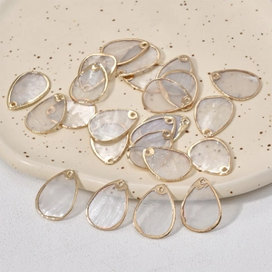 Pendentifs gouttes en nacre naturelle avec bordure dorée pour bijoux DIY dans un bol