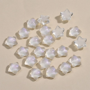 Gros plan de perles en résine irisées en forme d'étoile pour bijoux DIY et accessoires