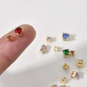 Detalle macro de cuentas espaciadoras de circón multicolor para la creación de joyas