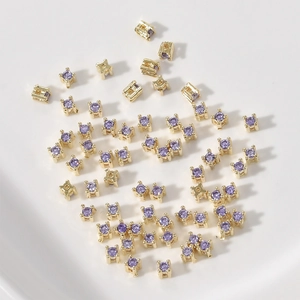 Vista macro de cuentas de circón púrpura con engaste de oro KC para joyería artesanal DIY