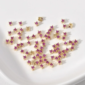 Foto macro de cuentas de cobre chapado en oro KC con circón rosa para crear joyas de bricolaje