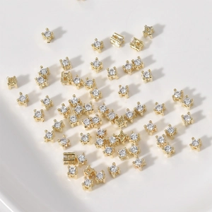 Detalle macro de cuentas espaciadoras doradas con circonitas para creación de joyería DIY