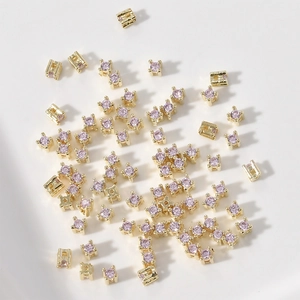 Mini cuentas de circón bañadas en oro KC para joyería DIY sobre fondo blanco puro