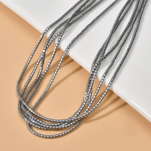 Collana multifilo minimalista in ematite con perle cubiche color canna di fucile lucido