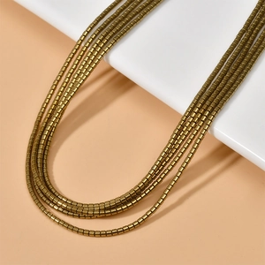 Collana a cinque fili di perline cilindriche dorate con design minimalista a strati