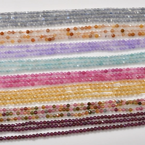 Détail macro de perles en pierre naturelle facettées 2-3mm pour la création de bijoux