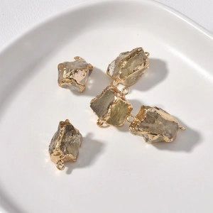 Nahaufnahme von unregelmäßigen Naturkristallen mit vergoldetem Rand und Metallring