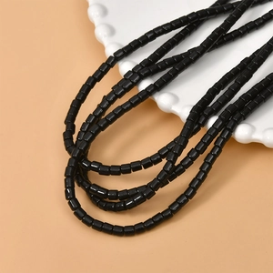 Primer plano de cuentas de tubo negro pulido de 4 mm para creación de joyas y collares DIY