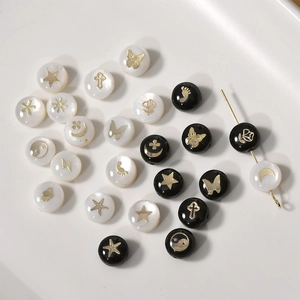 Cuentas de Concha de Agua Dulce Chapadas en Oro Colgantes Redondos Patrón Flor Mariposa Luna Estrella para Hacer Joyas Collar Pulsera