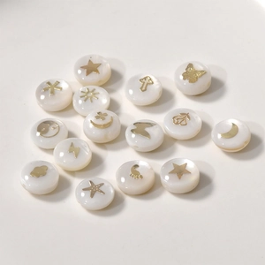 Cuentas de concha blanca con flores y lunas doradas para creación de joyas artesanales