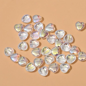 Gros plan de perles en verre irisées de 10 mm en forme de cœur pour bijoux DIY artisanaux