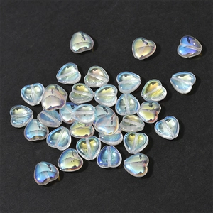 Vue macro de perles en verre cœur irisées de 10mm avec trou pour la création de bijoux DIY