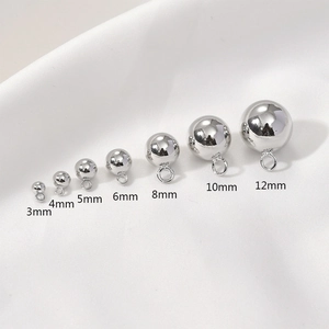 Pendentifs boules en métal poli en sept tailles allant de 3 mm à 12 mm de large