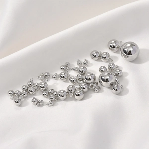 Pendentifs sphères argentées polies en plusieurs tailles pour bijoux DIY sur soie blanche
