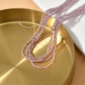 Detalle de cuentas de ojo de gato facetadas lavanda 2mm para joyería artesanal