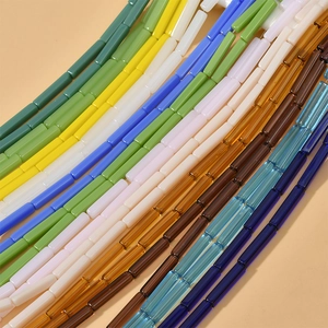 Vue détaillée de perles cylindriques en jade aux tons pastel pour création de bijoux DIY